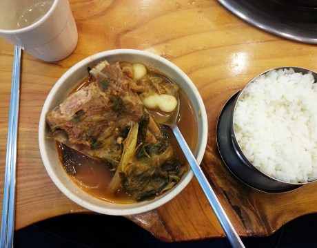Gamjatang sometimes contains tteok (rice cake) and is usually served with a bowl of rice.
