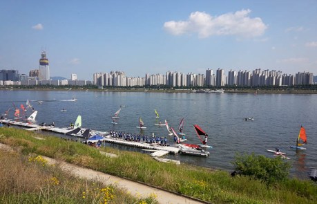 Watching windsurfing lessons on the Han River in Seoul.