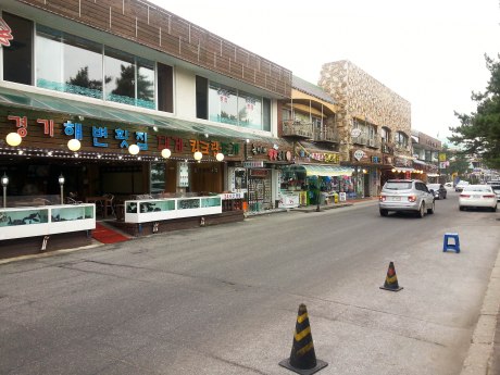 The main "strip" along the beach that was filled with sea food restaurants.