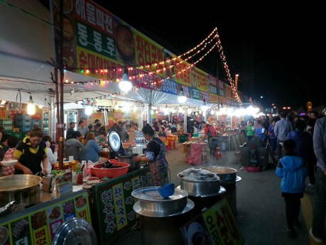 There was a pepper festival in Eumseong on the street right outside my apartment building last week. This is the liveliest I've ever seen this town.