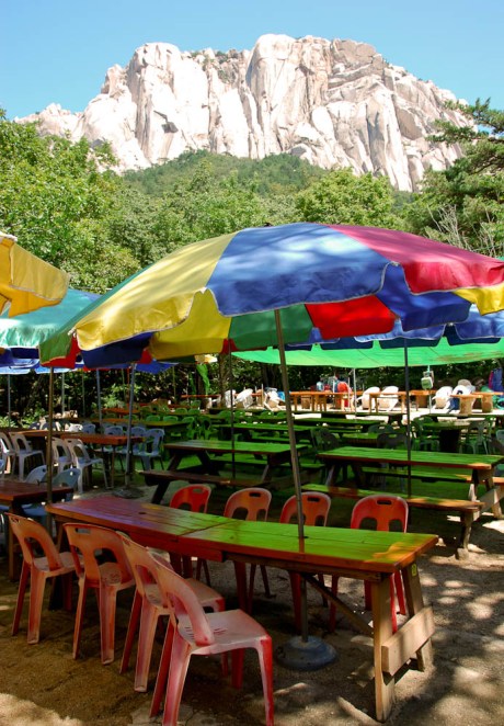 There are snack bars and places  to eat on the trails