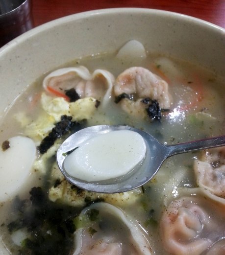 Disk-shaped, thinly sliced rice cake is called garaetteok.