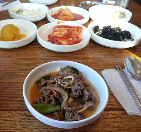 Pan-cooked bulgogi with onions, peppers, mushrooms and carrots. 